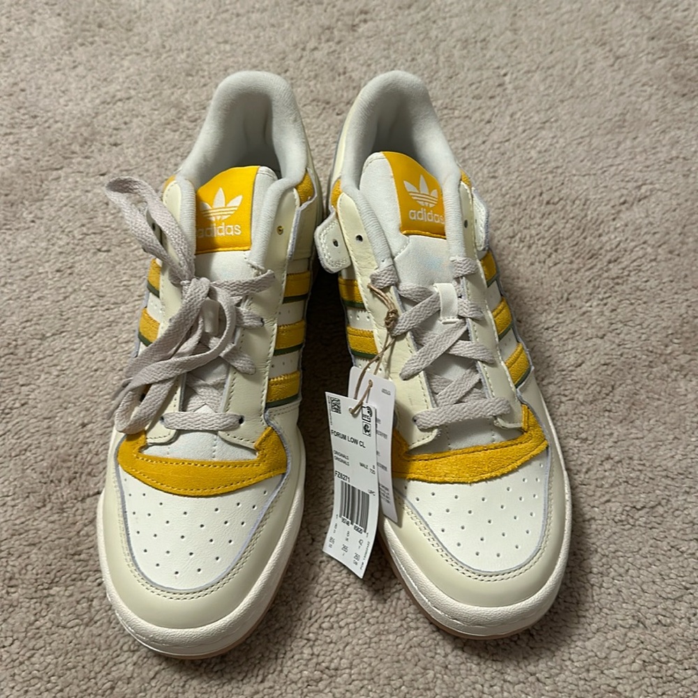Adidas low classic shoes never worn